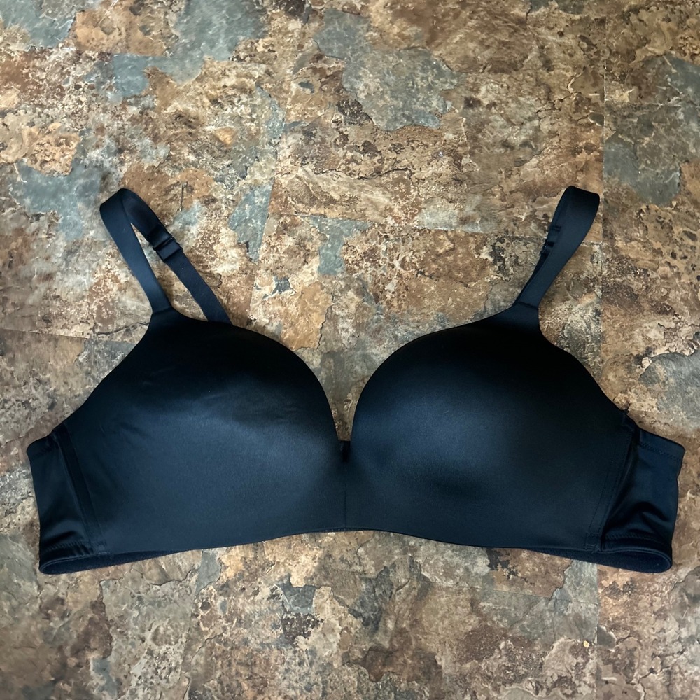 Cacique Simply Wire Free Plunge Bra Womens Size 46B Black Wireless Padded